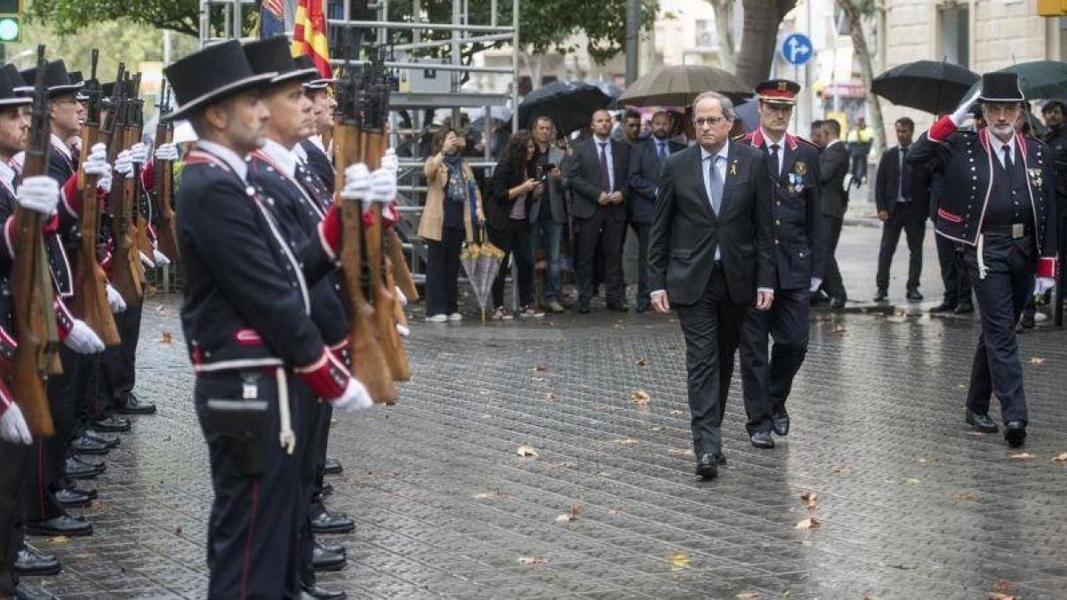 La delegación de la Generalitat con el ’president’ Quim Torra a la cabeza durante la ofrenda floral en el monumento de Rafael Casanova con motivo de los actos de la Diada.-JORDI COTRINA