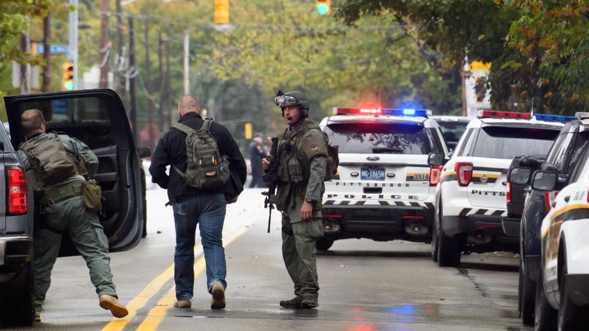 Policías ante la sinagoga atacada en Pittsburgh-JEFF SWENSEN