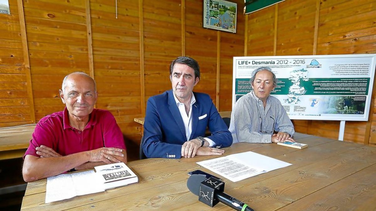 El consejero de Fomento, Juan Carlos Suárez-Quiñones, junto a los hijos de Miguel Delibes, Juan y Adolfo.-ICAL