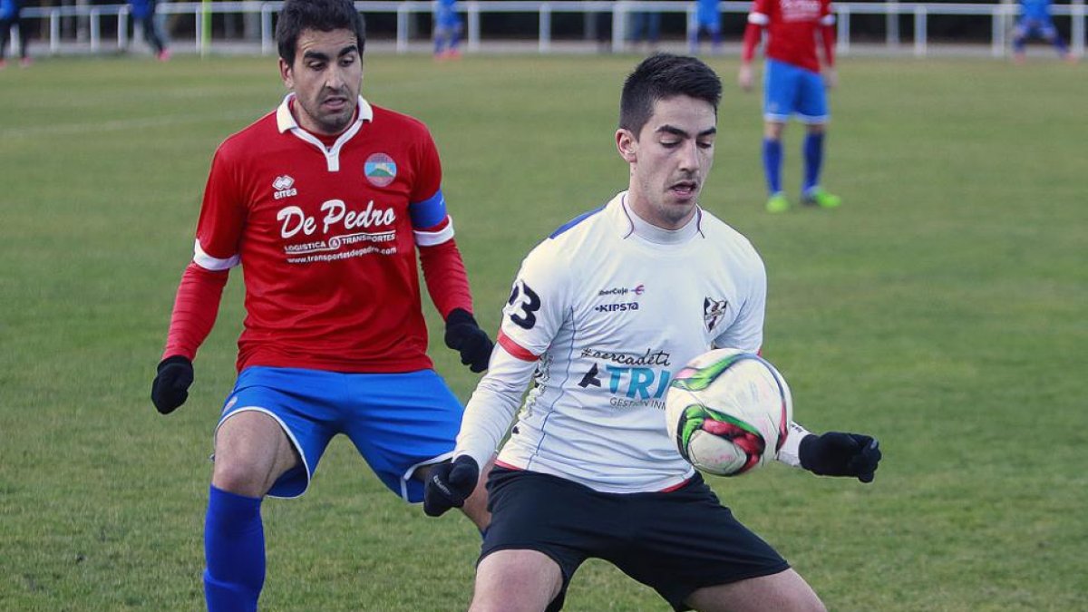 Guti controla un balón con el pecho.-RAÚL G. OCHOA