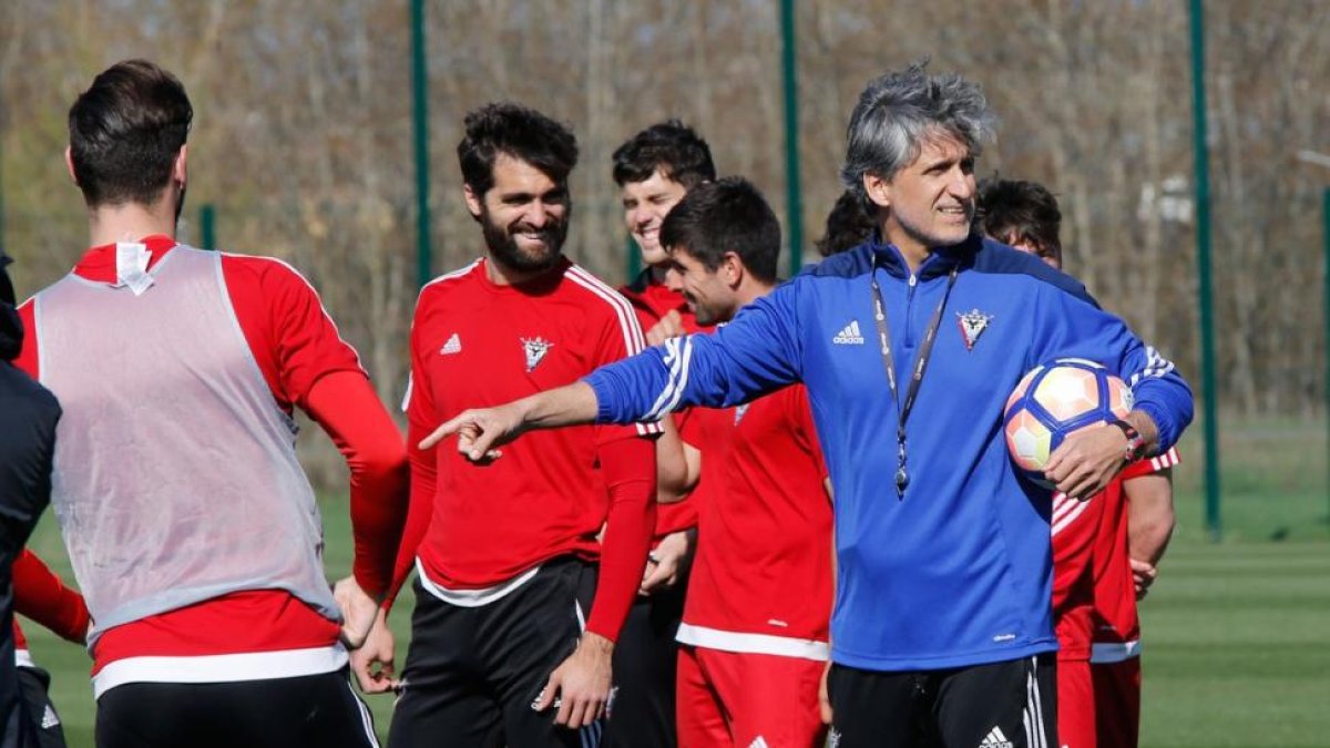 Pablo Alfaro dirigió ayer su primera sesión de entrenamiento como técnico del CD Mirandés.-@CDMirandes