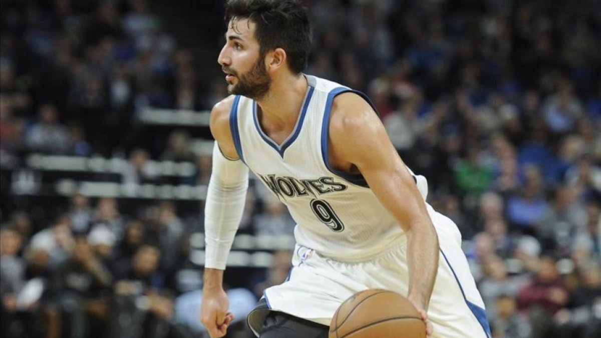 Ricky Rubio podría salir de Minnesota para jugar con LeBron James en Cleveland.-EFE / CRAIG LASSIG