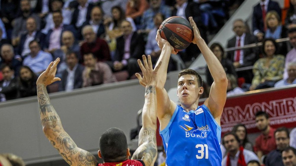 Vlatko Cancar se dispone a lanzar a canasta durante un encuentro liguero.-ACB PHOTO / E. CASAS