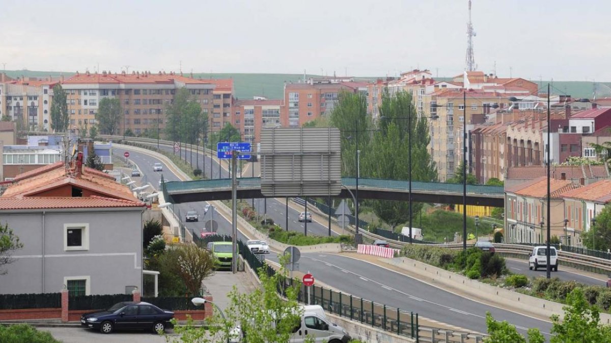 La conversión de este tramo de la BU-30 en un bulevar ha entrado en los planes municipales.-Israel L. Murillo