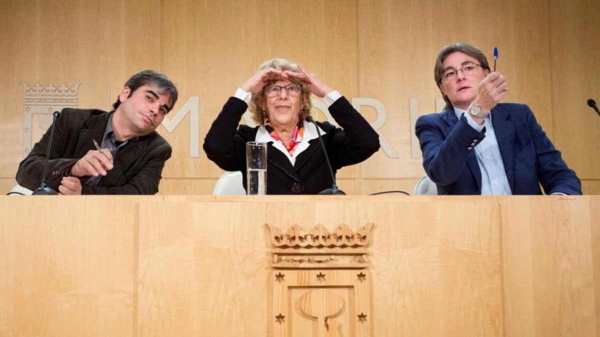 Manuela Carmena con el edil de IU Jorge García Castano, el nuevo delegado de Hacienda, durante la rueda de prensa que ofreció de este lunes en el Palacio de Cibeles.-EFE
