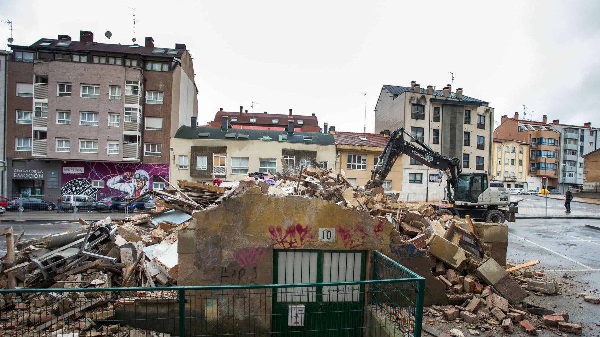Una pala en pleno proceso de demolición de la casa del aparcamiento de Lavaderos en Gamonal. TOMÁS ALONSO