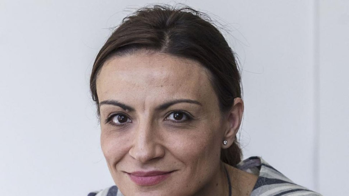 Carla Montero sujeta un ejemplar de su nueva novela, que acaba de lanzar.-Santi Otero