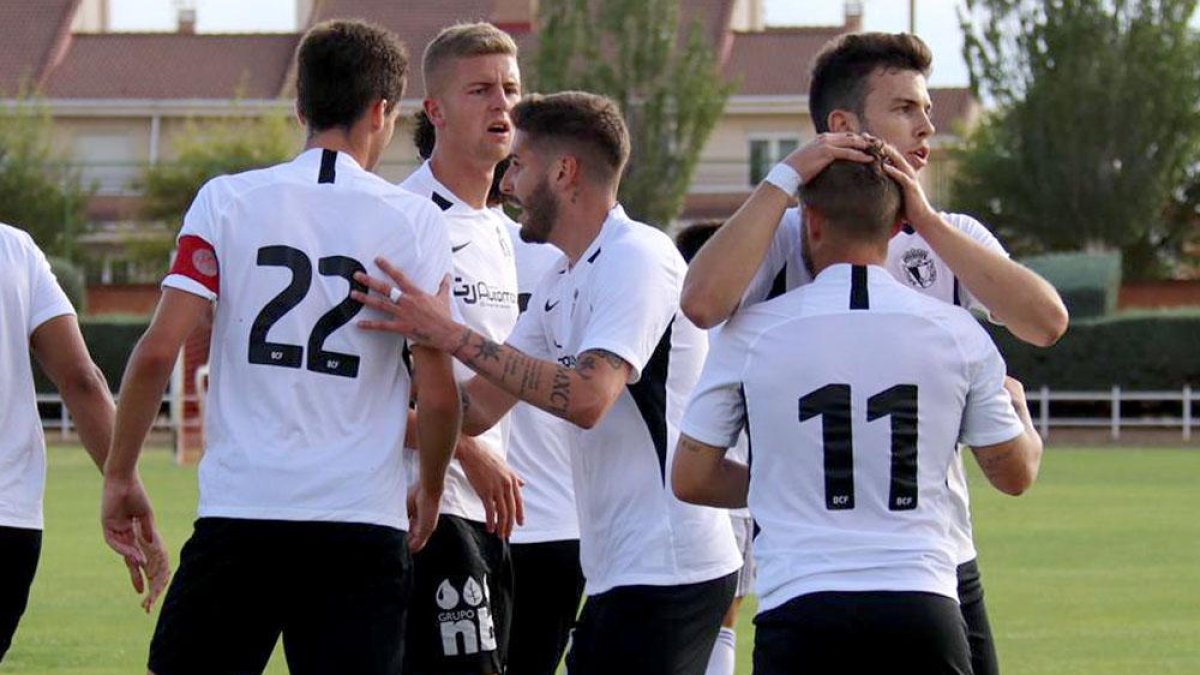Los jugadores del Burgos CF festejan la consecución del primer tanto de la pretemporada, obra de Juanma, que se estrenó como goleador con la elástica blanquinegra-Burgos CF