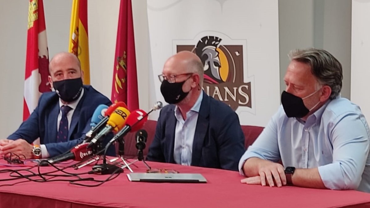 Iñaki Sicilia, presidente del Aparejadores RC (en el centro), durante la presentación del Castilla y León Iberians celebrada en Valladolid. ECB