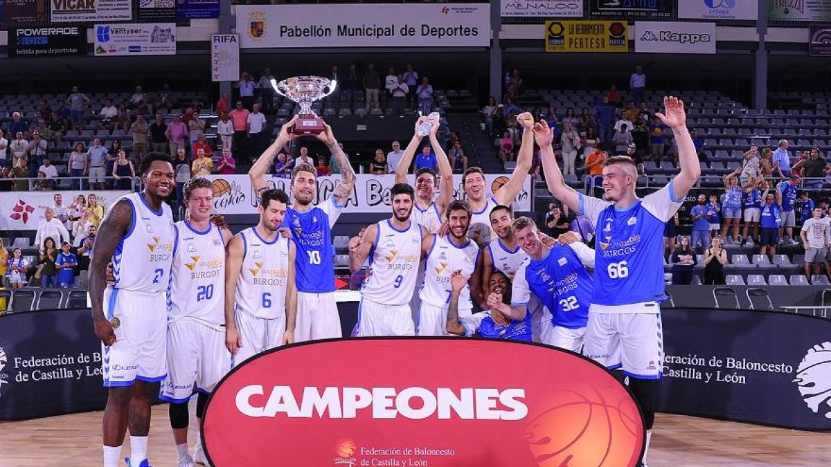 Javi Vega levanta el trofeo que acredita alSanPablo Burgos como campeón de la Copa CyL, ayer, en Palencia.-SPB / MARÍA GONZÁLEZ