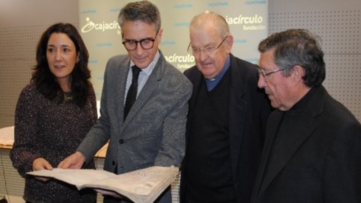Los responsables de la Fundación y el Cabildo examinan unos documentos. ECB