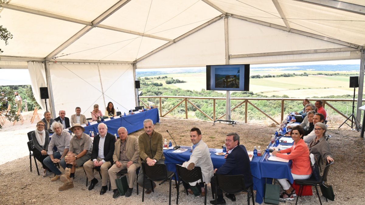 La reunión del Patronato de la Fundación Atapuerca se celebró en el mirador de Cueva Fantasma.