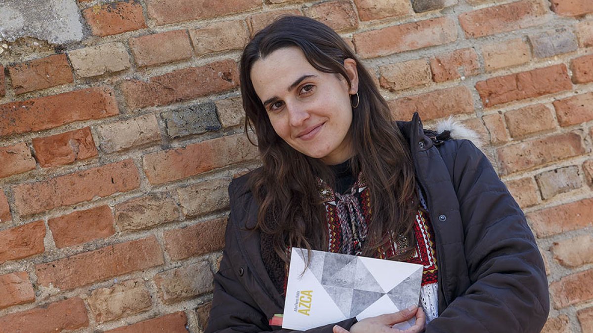 La poeta Alba Flores Robla con un ejemplar de su último poemario, 'AZCA'. SANTI OTERO