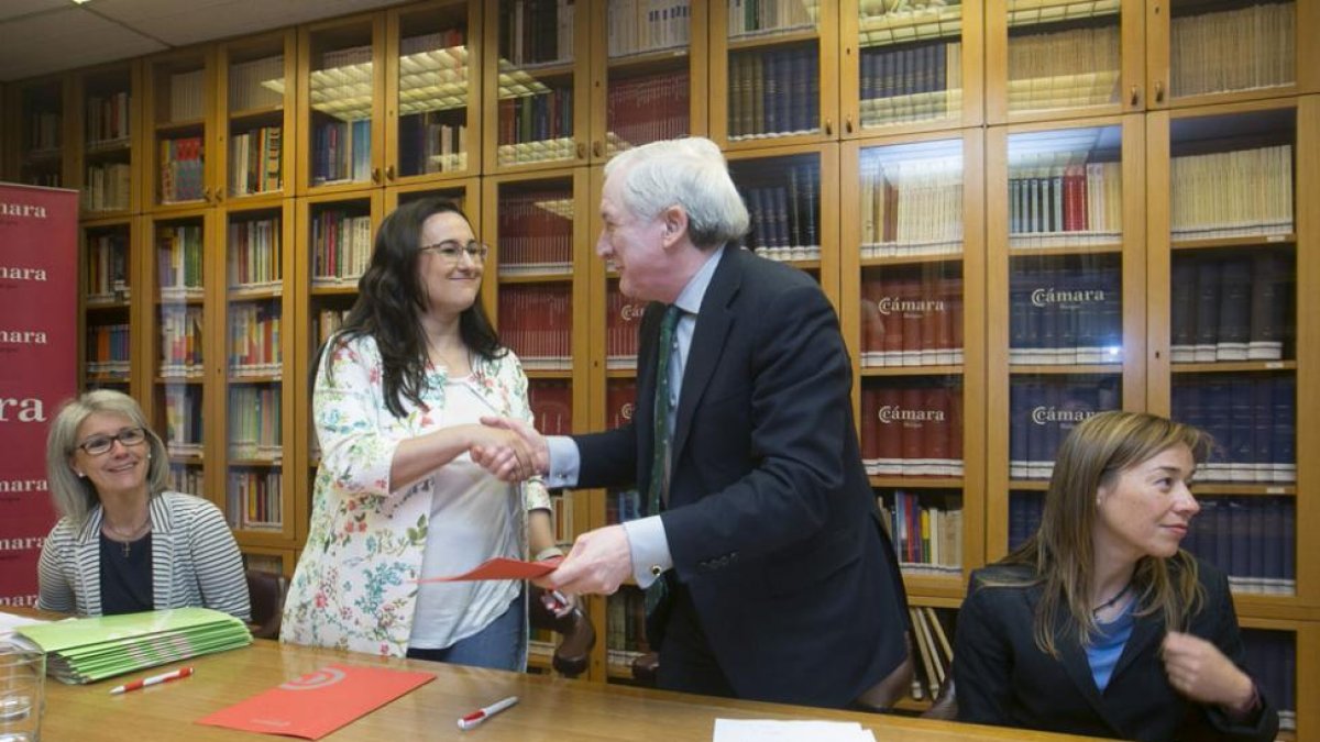 La coordinadora de la fundación, Imelda Navarro, y el presidente de la Cámara, Antonio Miguel Méndez Pozo, tras la firma del convenio.-RAÚL G. OCHOA