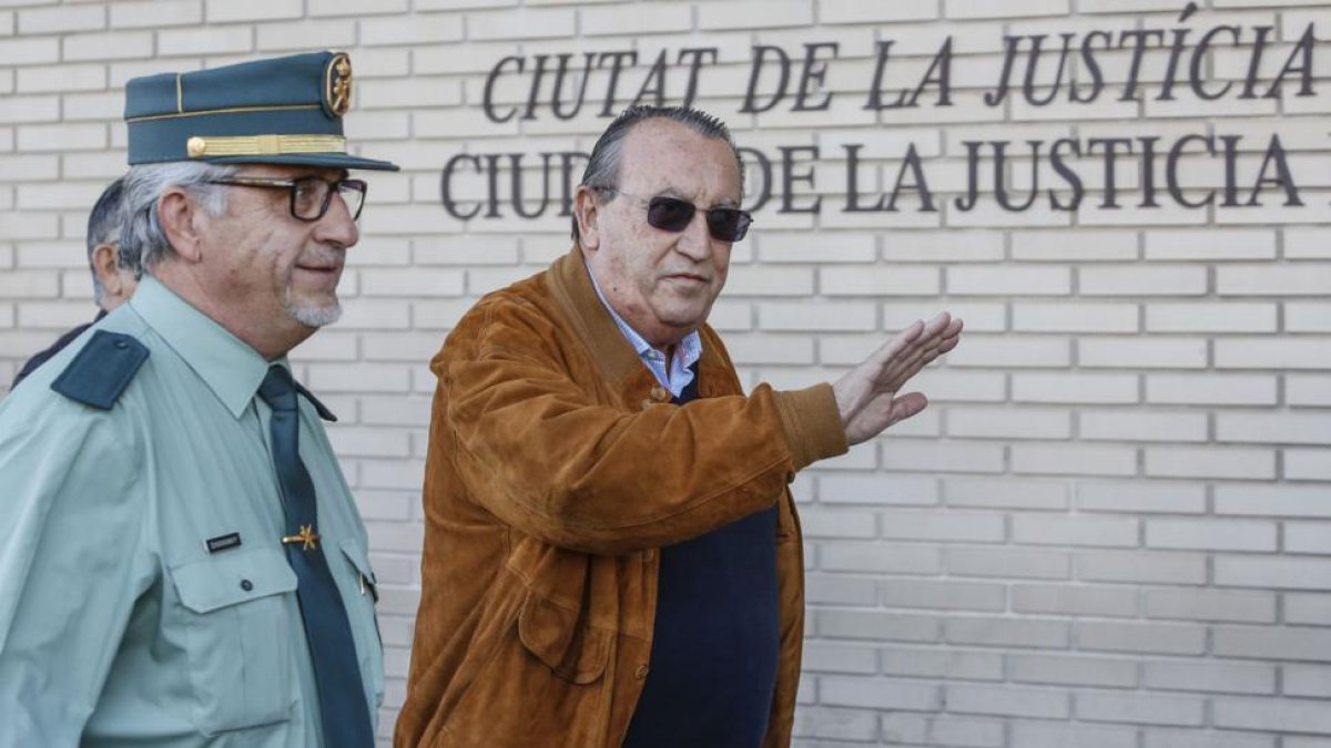 El exdirigente del PP Carlos Fabra a la salida de la Audiencia Provincial, en noviembre del 2014.-MIGUEL LORENZO