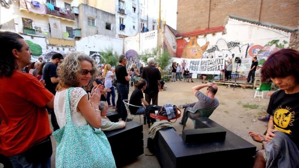 Ester Quintana, entre los asistentes a la concentración en un solar de la calle Aurora.-ROBERT RAMOS