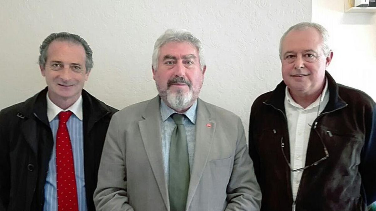 Delgado (centro) con los concejales Julián Ruiz (izq.) y José Puig (dch.).-ECB