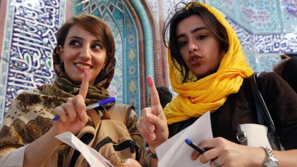 Mujeres muestran sus huellas en Teherán tras emitir su voto durante las elecciones presidenciales en Irán.-