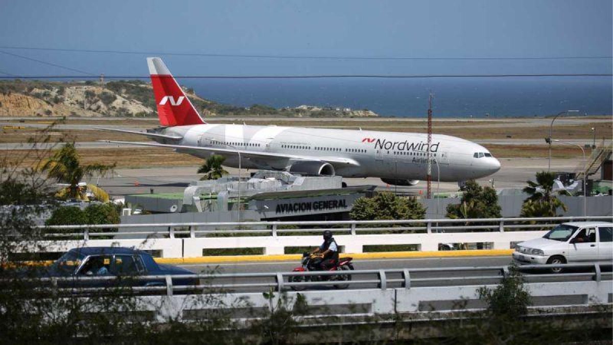 Un avión ruso que ha aterrizado en Caracas despierta todas las alarmas.-ANDRÉS MARTÍNEZ CASARES/ REUTERS
