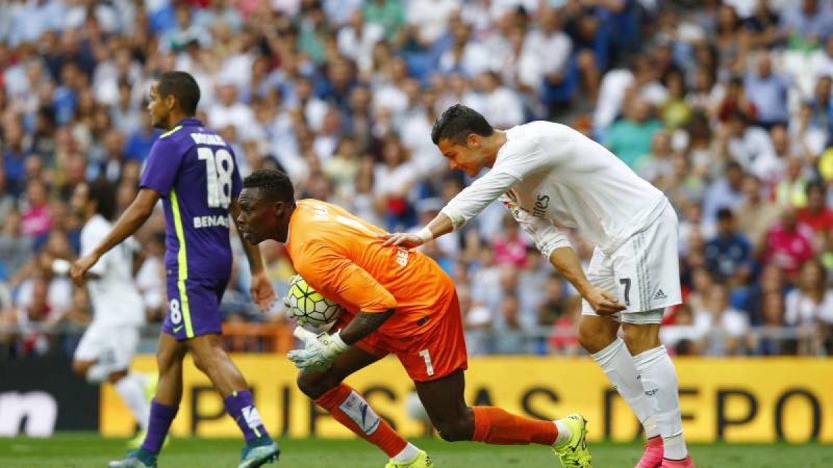El delantero del Real Madrid Cristiano Ronaldo (d) junto al portero del Málaga Idriss Kameni en el partido de la sexta jornada de liga en Primera División.-EFE