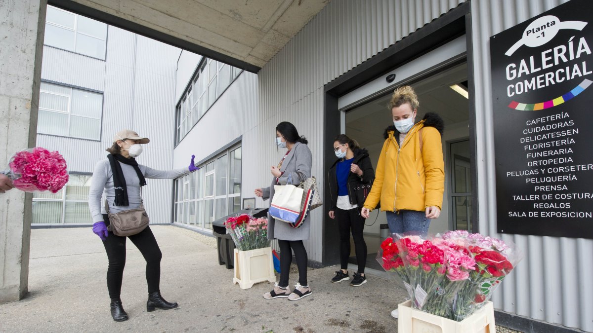 Reparto de los 1.200 arreglos florales que ayer entregaron a los sanitarios del hospital como agradecimiento. ISRAEL L. MURILLO