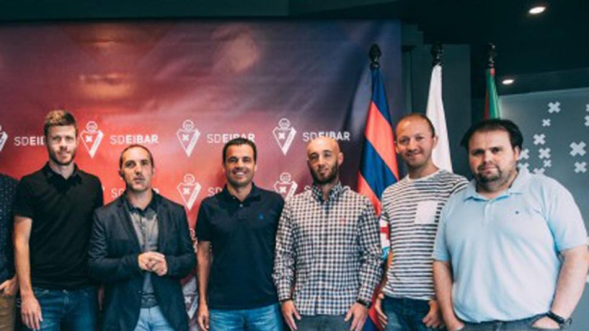 Alberto González (1º derecha), junto al resto del staff técnico del Eibar-ECB