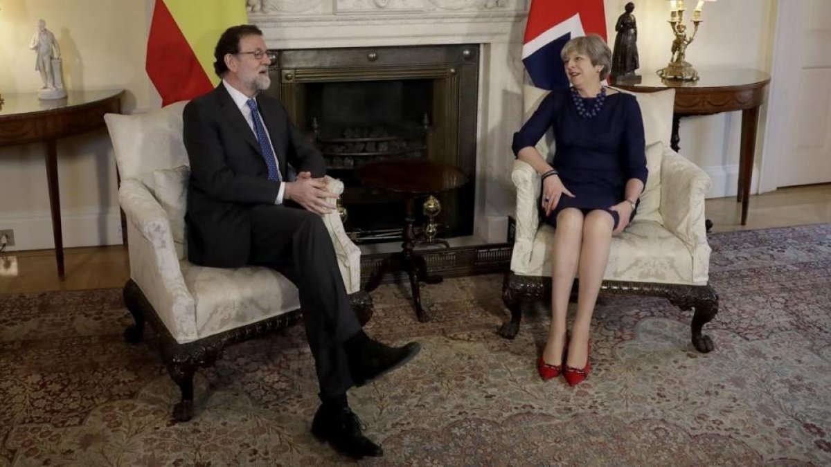 El líder del probritánico Partido Democrático Unionista (DUP) en Westminster, Nigel Dodds (centro), ofrece unas declaraciones junto al Parlamento de Londres, el 5 de diciembre.-EFE / NEIL HALL