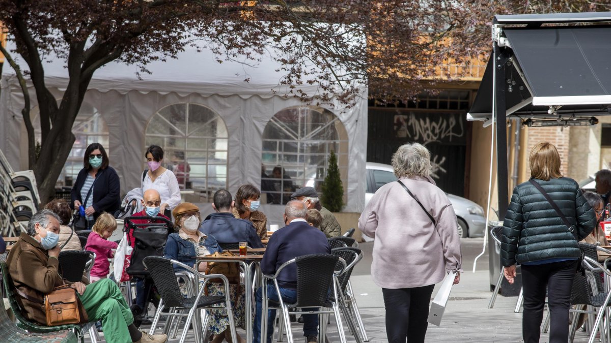 Las buenas temperaturas han animado las terrazas de hostelería. SANTI OTERO
