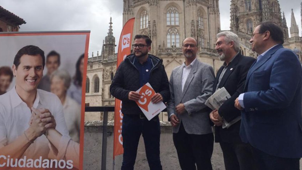 Rodrigo Ibeas con Luis Fuentes delante de la catedral de Burgos.-ECB