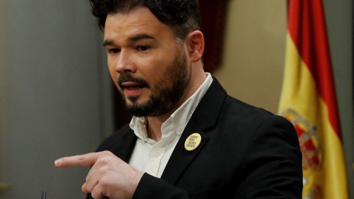 El portavoz de ERC, Gabriel Rufián, durante su comparecencia ante los medios para valorar el discurso de Pedro Sánchez.-EFE