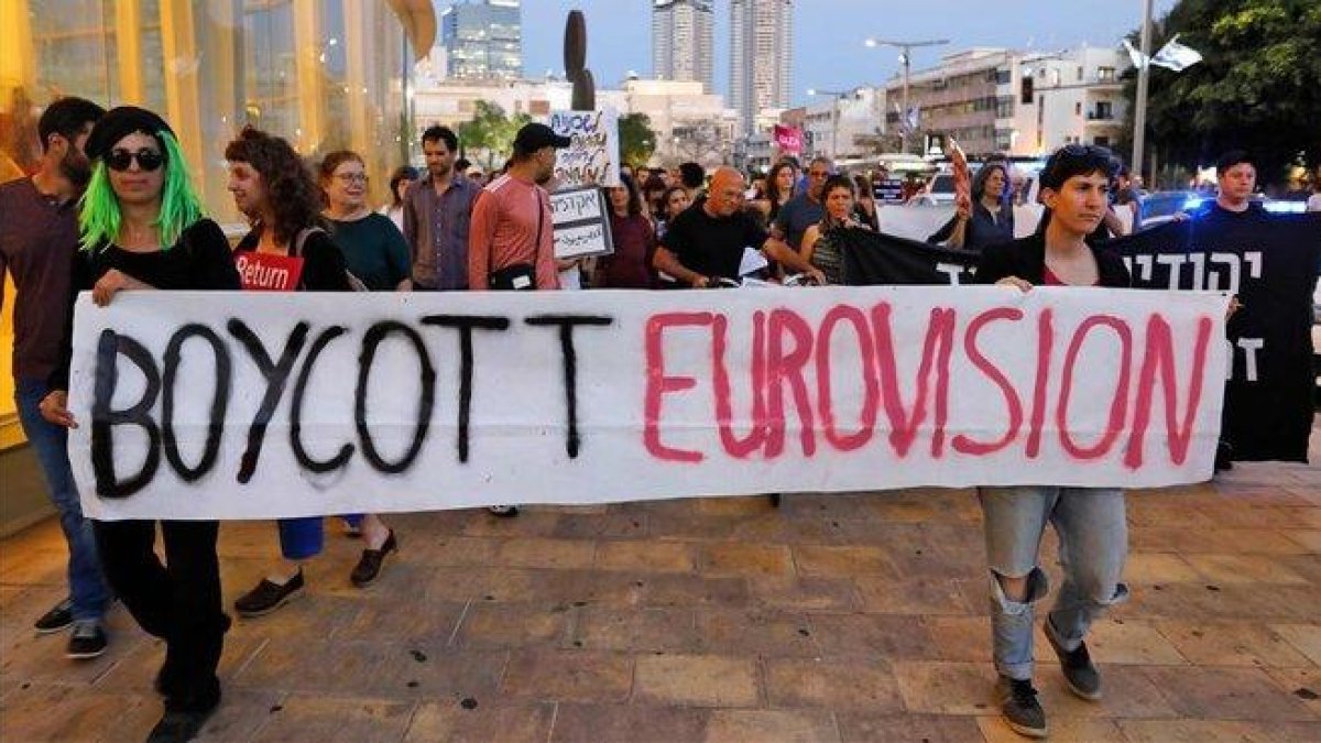 Pancartas en Tel Aviv que piden el boicot al certamen de Eurovión 2019.-MENAHEM KAHANA AFP