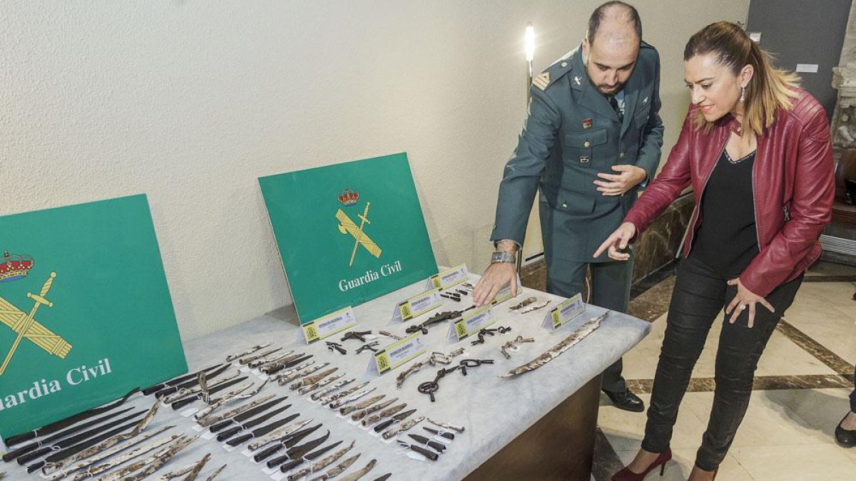 La delegada del Gobierno, Virginia Barcones, junto a las piezas recuperadas por la GuardiaCivil.-SANTI OTERO