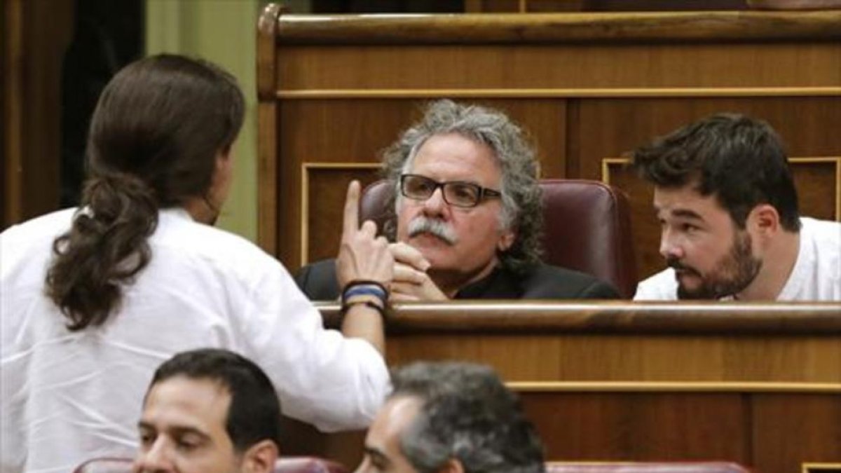 Joan Tardà escucha a Pablo Iglesias, el martes, en el Congreso.-EFE / BALLESTEROS