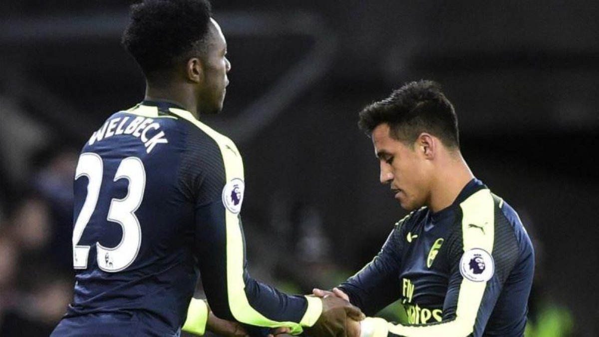 Alexis Sánchez, sustituido por Welbeck, en el partido del sábado del Arsenal.-REUTERS / MATTHEW CHILDS