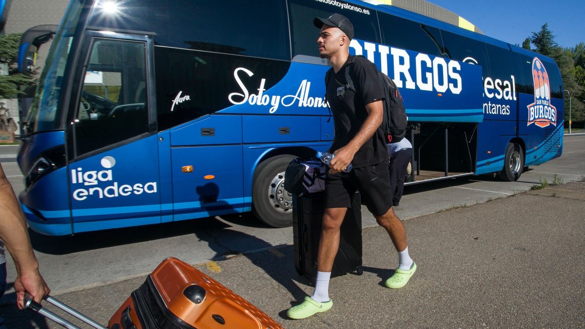 Obi Encheionyia, a su llegada a Burgos el pasado viernes. TOMÁS ALONSO