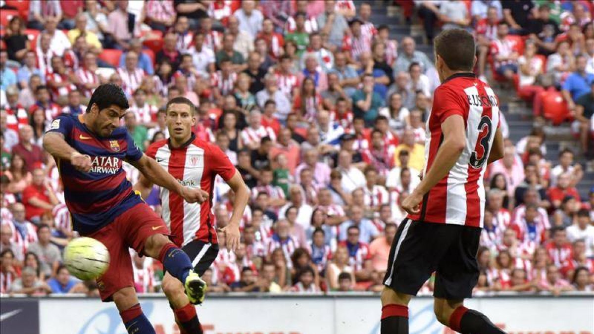 El delantero uruguayo del Barcelona Luis Suárez consigue el primer gol de su equipo en el partido ante el Athletic Club de la primera jornada de la liga en Primera División.-Foto: EL PERIÓDICO