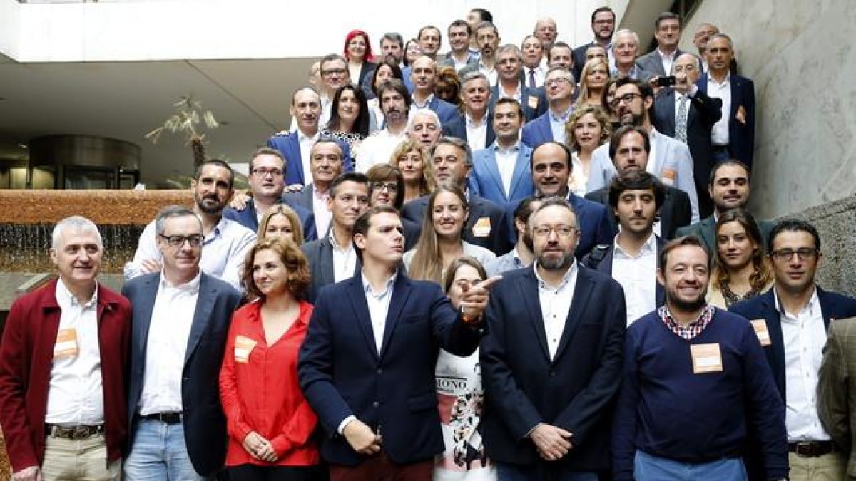 Albert Rivera, presidente de Ciudadanos, en el centro, posa junto a los cabezas de lista del partido del 20 de diciembre, con los que se ha reunido en un hotel de Madrid.-EFE / MARISCAL