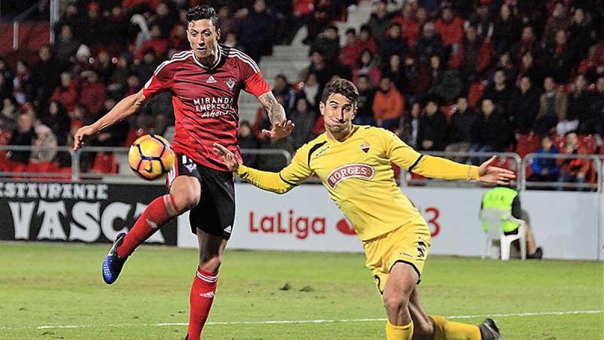Maikel Mesa se anticipa a un jugador del Reus.-ALFONSO G. MARDONES