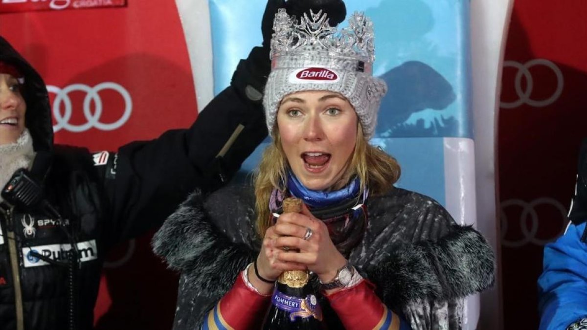 Mikaela Shiffrin celebra su victoria en el eslalon nocturno de Zagreb.-/ AFP