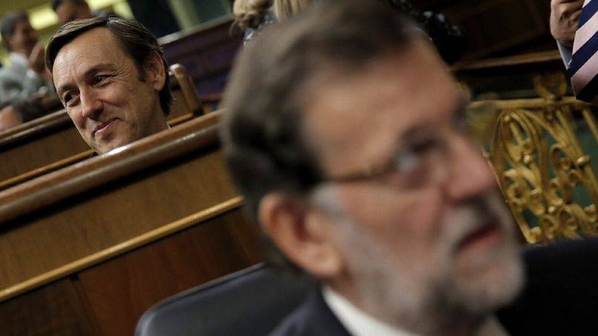 Rafael Hernando (atrás) y Mariano Rajoy, en una sesión de control al Gobierno en el Congreso de los Diputados.-Foto: JOSÉ LUIS ROCA