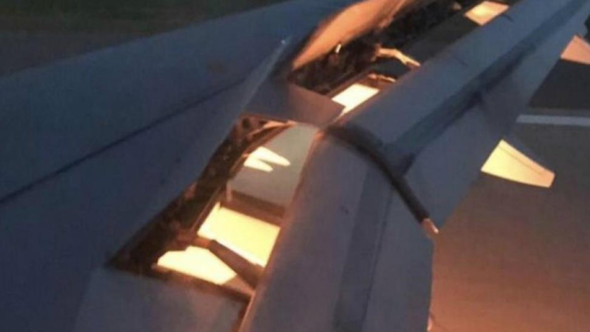 Imágenes de las llamas en el ala derecha del avión que transportaba a la selección de fútbol de Arabia Sau-TWITTER
