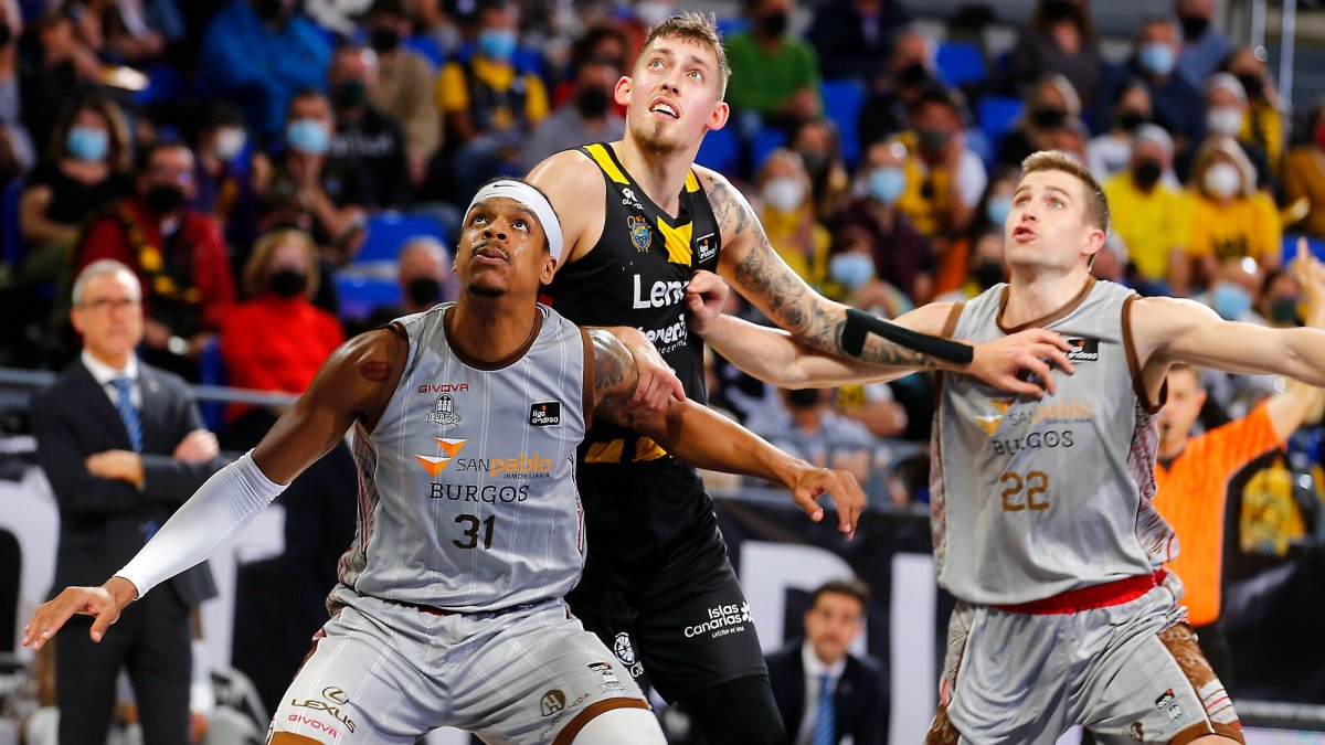 Eddie y Rabaseda ganan la posición en la lucha por el rebote. ACB PHOTO / E. COBOS