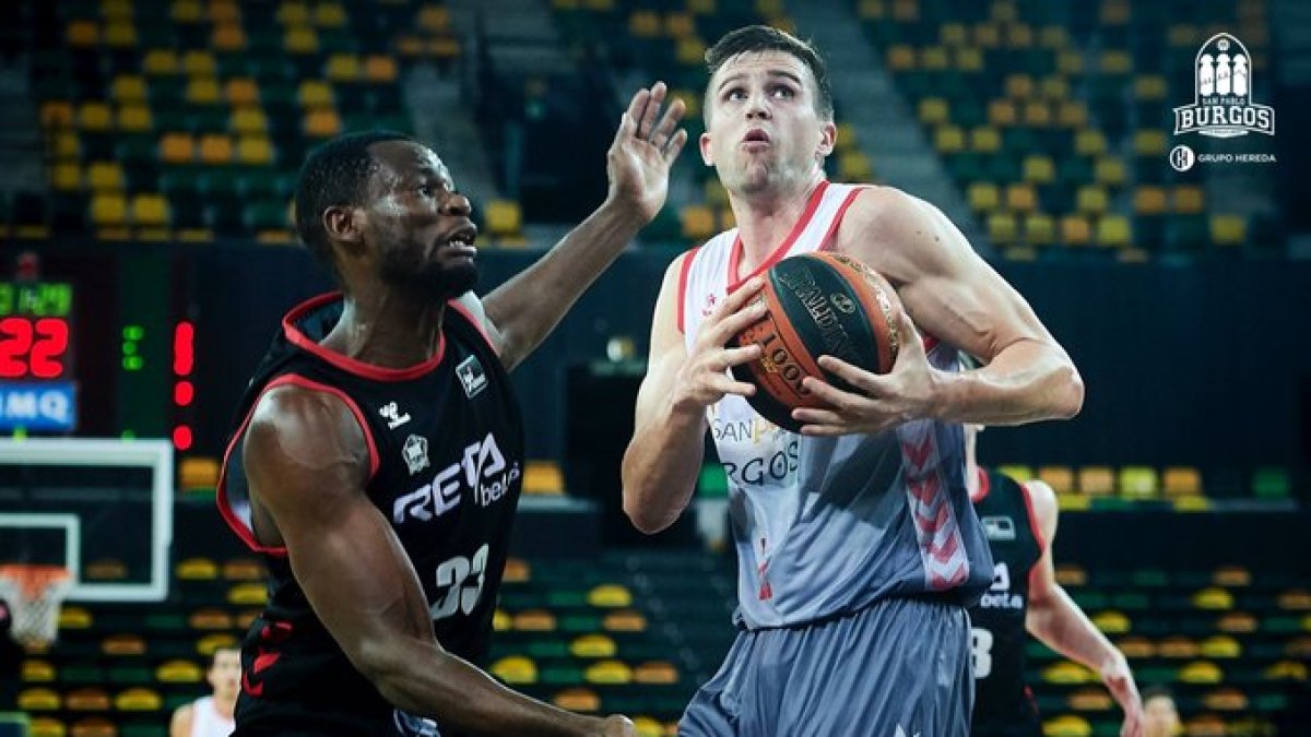 Rabaseda le gana la partida al jugador del Bilbao Basket Moses en un lance del partido disputado en Miribilla. B. B. HOJAS / SPB