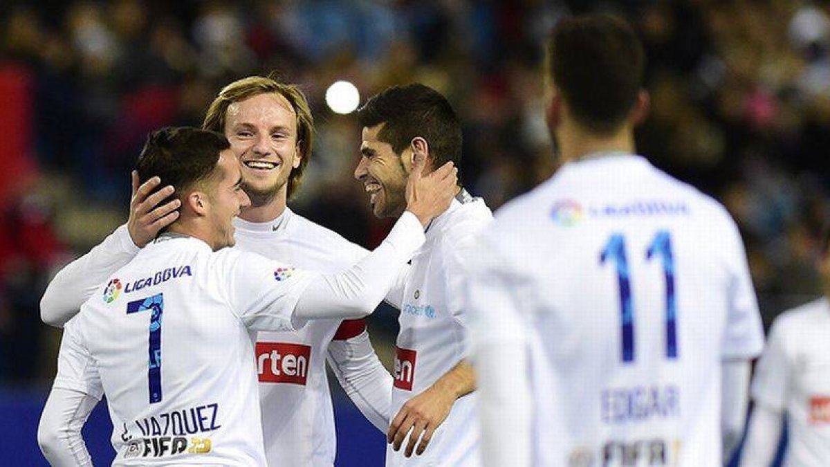 Ivan Rakitic felicita a Lucas Vázquez tras su gol en el partido solidario 'Champions for life'.-Foto: AFP / PIERRE-PHILIPPE MARCOU
