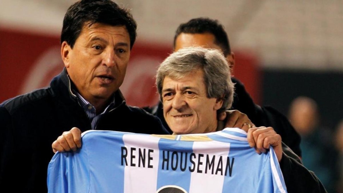 Houseman, junto a Passarella, en el 2013.-/ EFE / ENRIQUE MARCARIAN