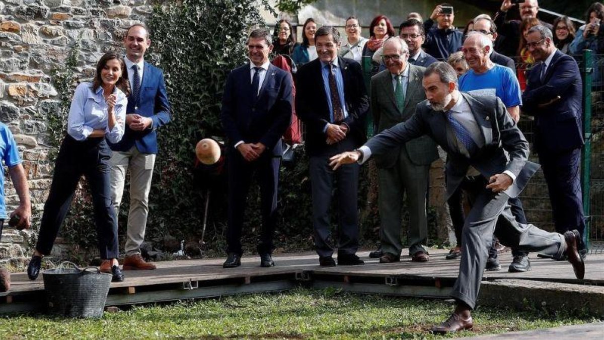 El Rey sorprendió a propios y extraños con su acierto en el bolo vaqueiro, durante su visita a la aldela de Moal.-J.J.GUILLEN (EFE)