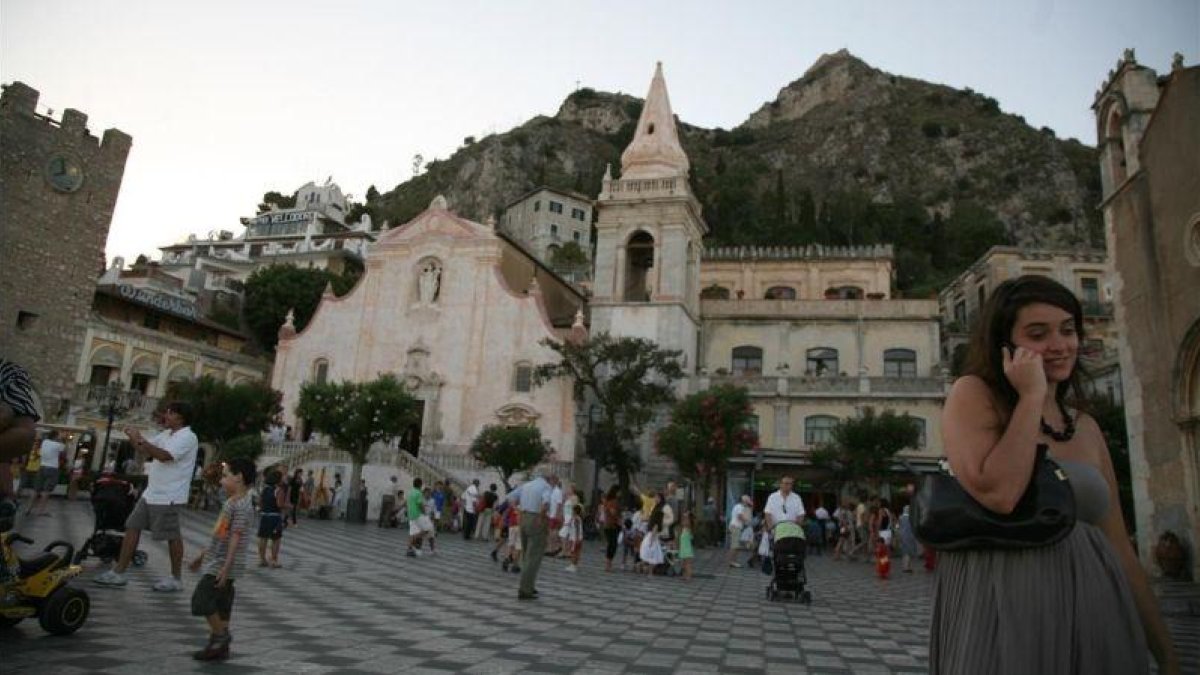 Escena de vida callejera en Taormina (Sicilia), en una imagen de archivo.-AGUSTÍ CARBONELL
