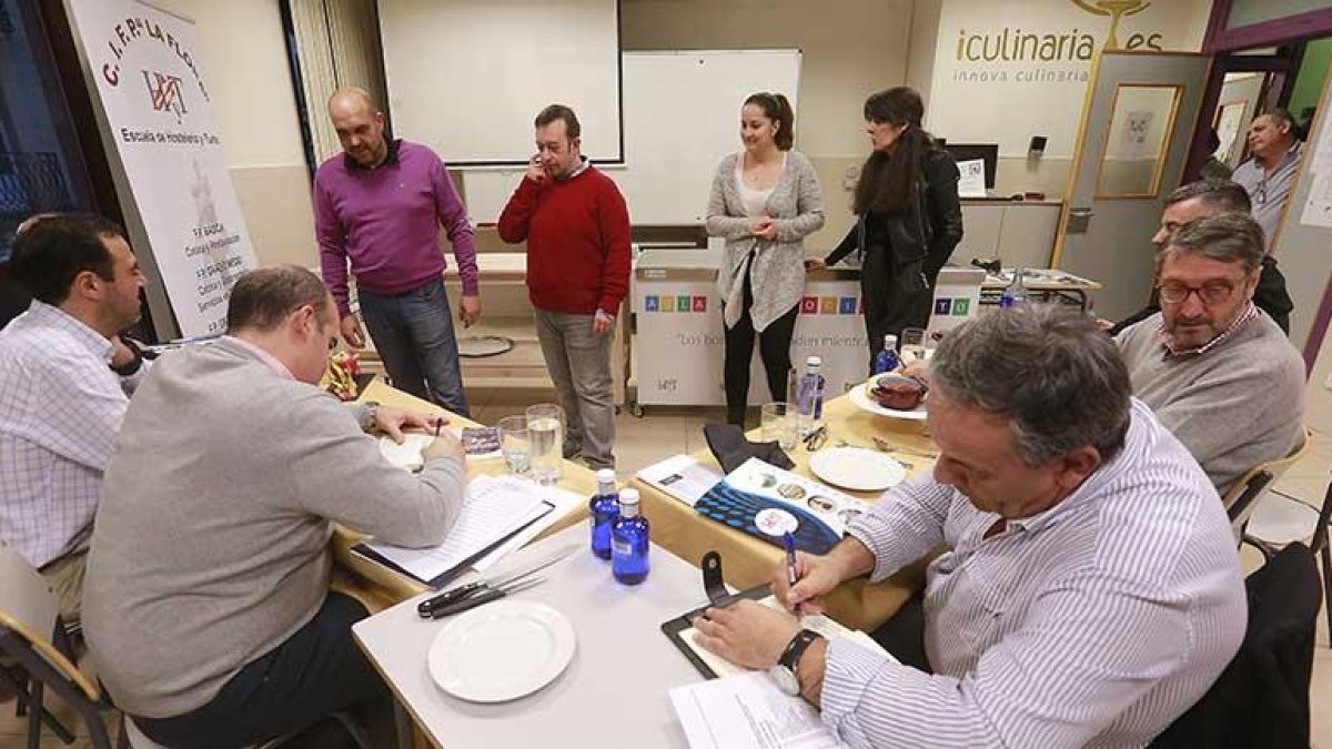 Los miembros del jurado cataron ayer las propuestas gastronómicas de 17 establecimientos que participan en el Concurso de tapas de San Lesmes.-RAÚL G. OCHOA