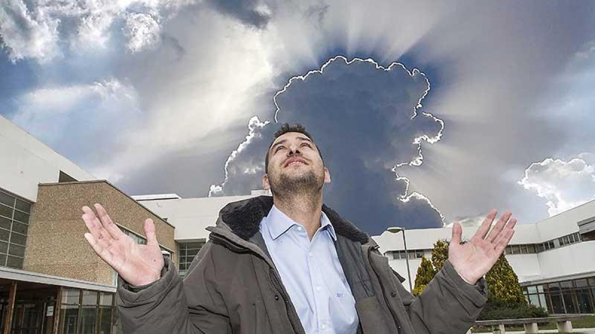 Una mirada al cielo le basta a este joven investigador para establecer un pronóstico inicial sobre el tiempo. El viernes, en Burgos, acertó.-ISRAEL L. MURILLO