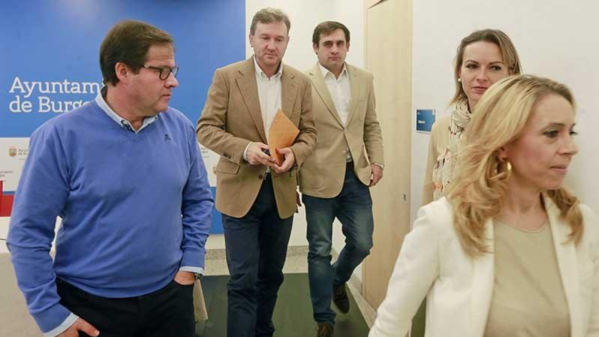 Javier Lacalle, rodeado por los concejales Foronda, Berzosa, De la Fuente y Bernabé tras su intervención.-RAÚL G. OCHOA